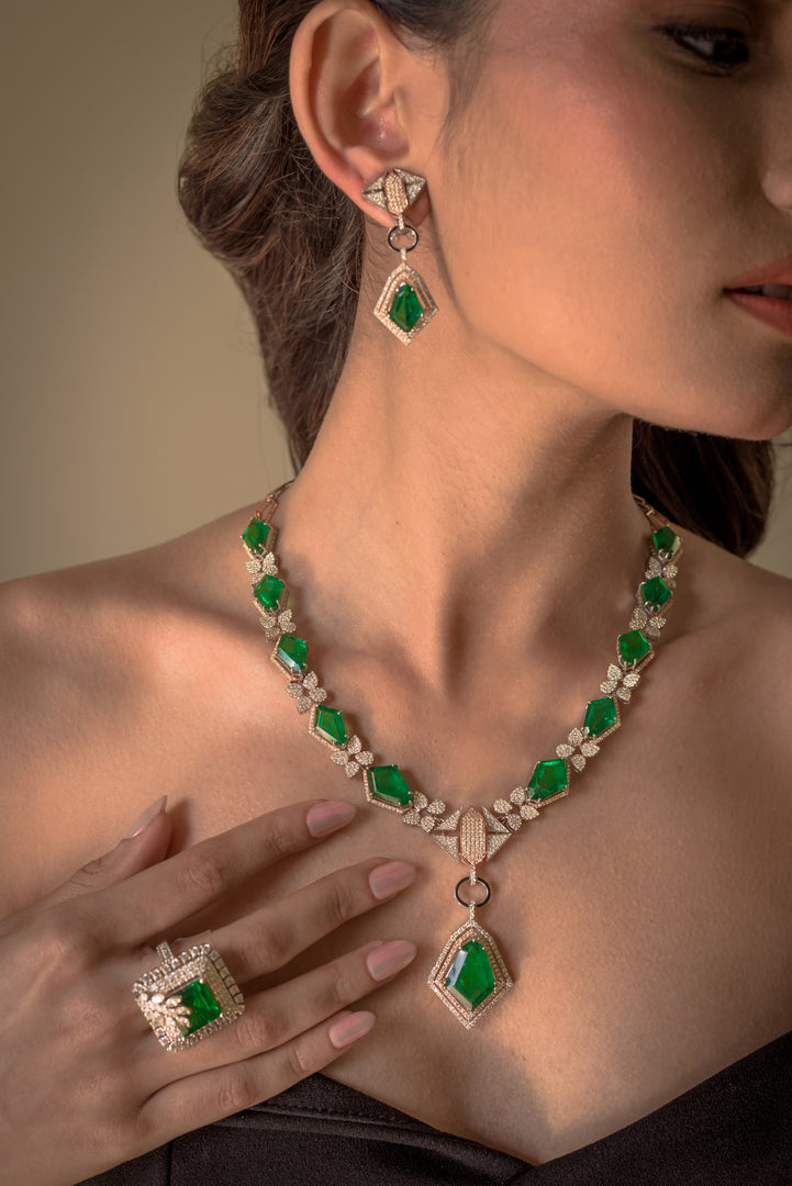 EMERALD ESSENCE diamond set